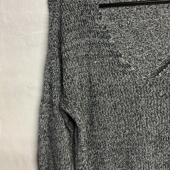 Aritzia Babaton Women’s Linen and Silk V Neck Knit Sweater Size Small - Picture 6 of 9